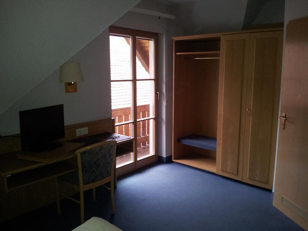 ホテル Zur Frischen Quelle オーバーアスバッハ 部屋 写真