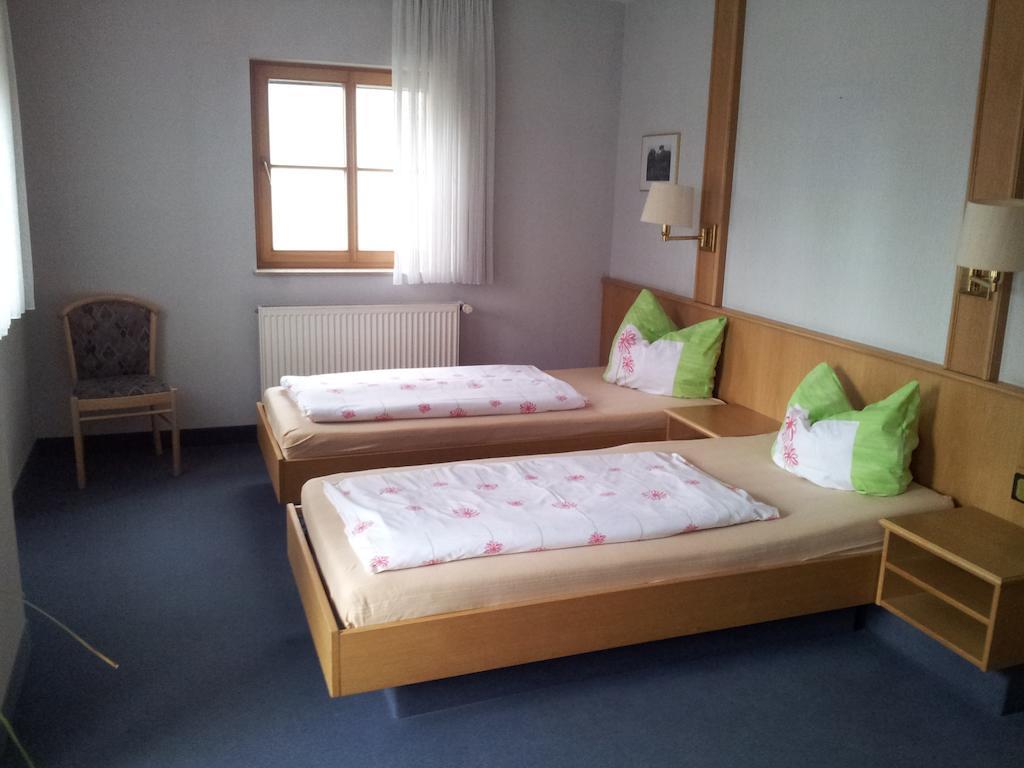 ホテル Zur Frischen Quelle オーバーアスバッハ 部屋 写真